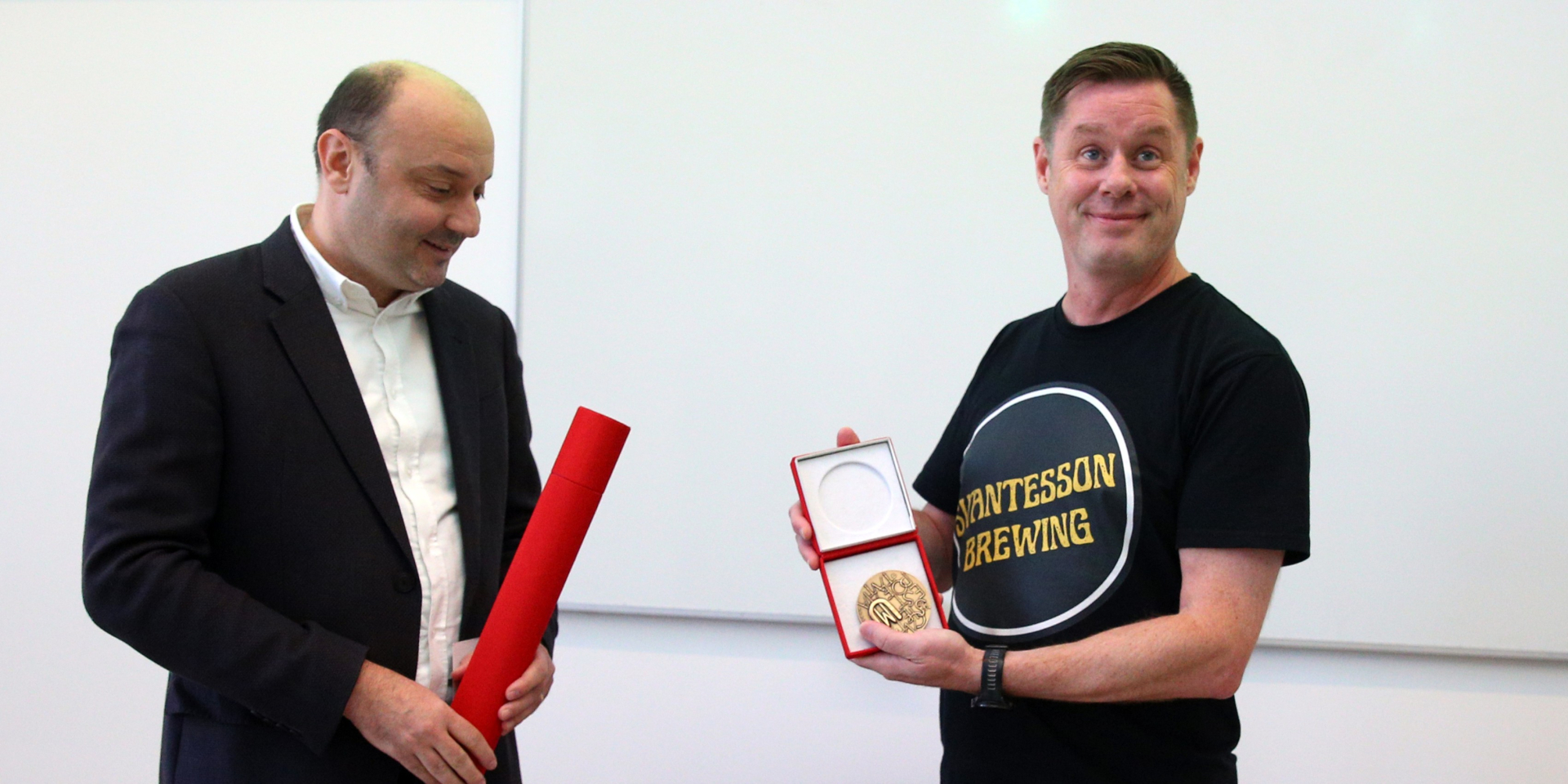 Foto: Právník Dan Svantesson převzal Bronzovou medaili MU